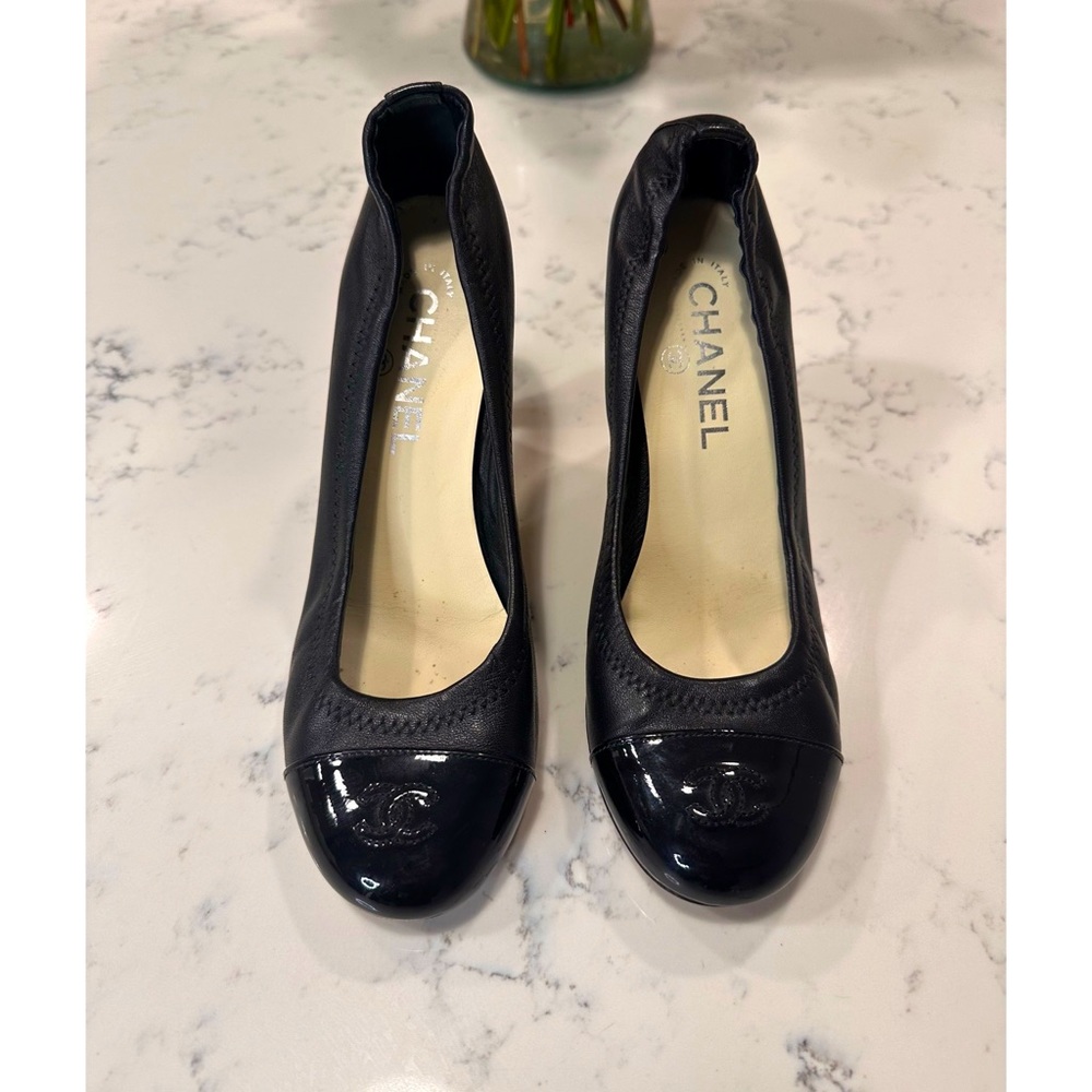 CHANEL Black Leather and Patent Cap-Toe Heels